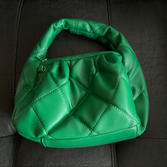 Quilted Chain Ruched Bag - Picture 4 of 10